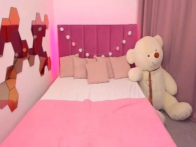 Live sex webcam photo for RedCat18 #253868989