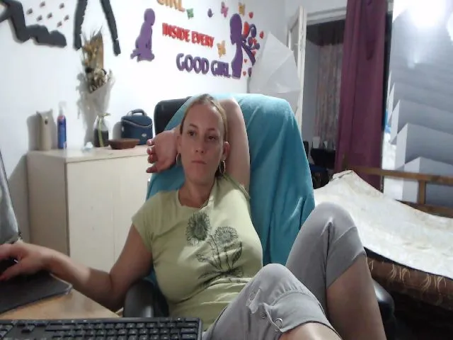 Live sex webcam photo for LiaMelanyy #253563770