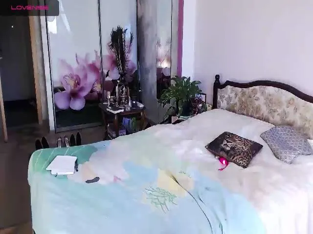 Live sex webcam photo for JuliannaLux #255788234