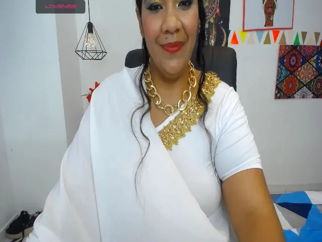 Live sex webcam photo for IndianMama #259372192