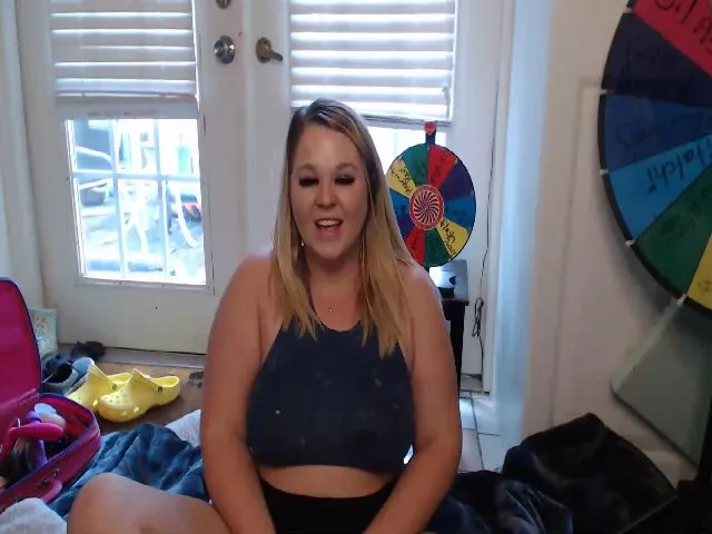 Live sex webcam photo for MaddieLouLou #258716628