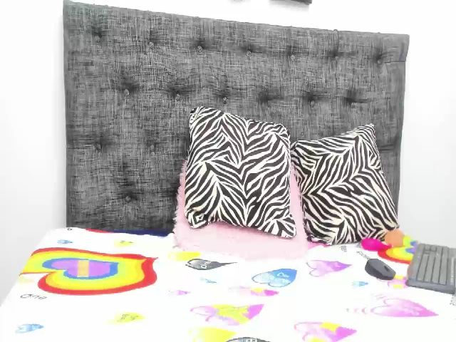 Live sex webcam photo for evasquirt_ #254204379