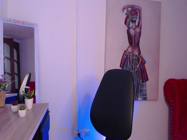 Live sex webcam photo for Violet_03_ #261490749