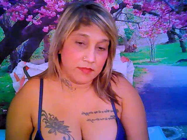 Live sex webcam photo for Roxyfoxy69 #259532978