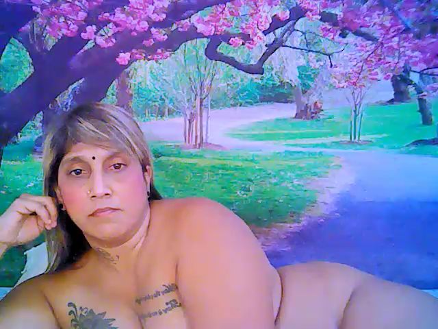 Live sex webcam photo for Roxyfoxy69 #264031501