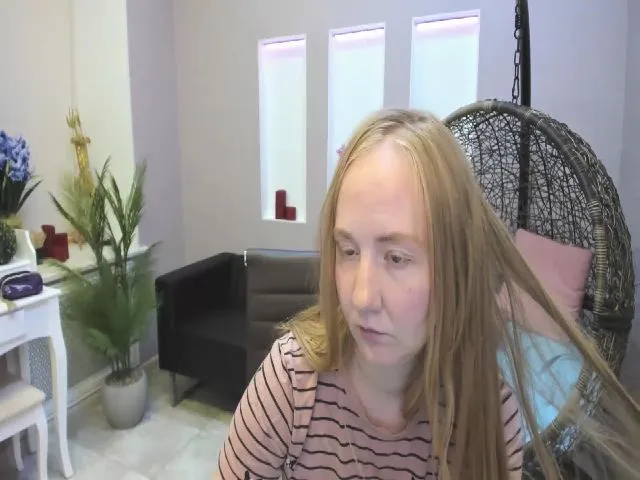 Live sex webcam photo for StunningKelly #255277026