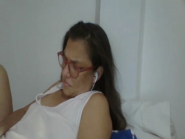 Live sex webcam photo for SweetLola01 #262460107