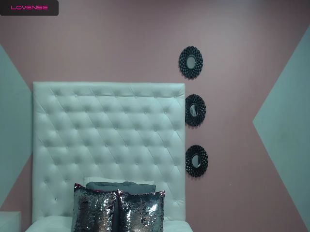 Live sex webcam photo for Valeria_Fox1 #258135410