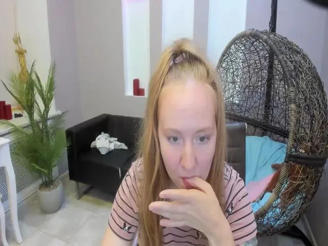 Live sex webcam photo for StunningKelly #255586612
