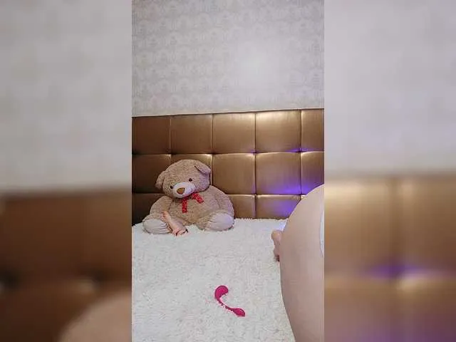 Live sex webcam photo for HotyWinter84 #241379351