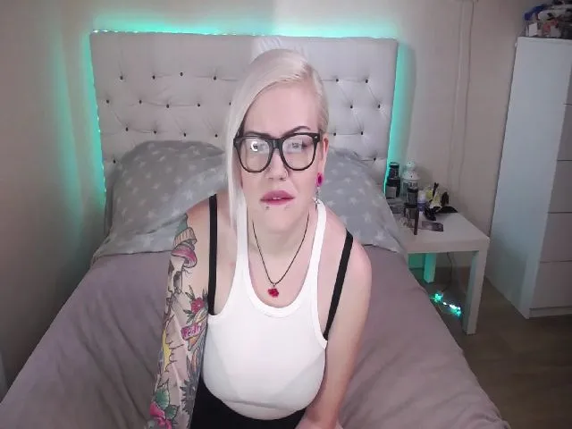 Live sex webcam photo for PrettyOne4You #259082728