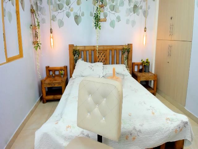 Live sex webcam photo for Prettypervyyx #262498351