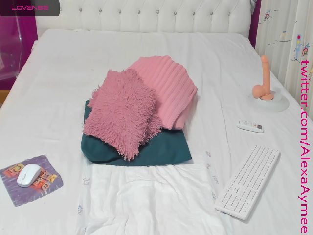 Live sex webcam photo for AimeeTeen #258021453