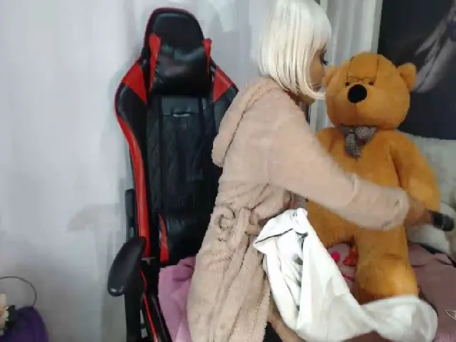 Live sex webcam photo for RoyalAlexisX #262508566