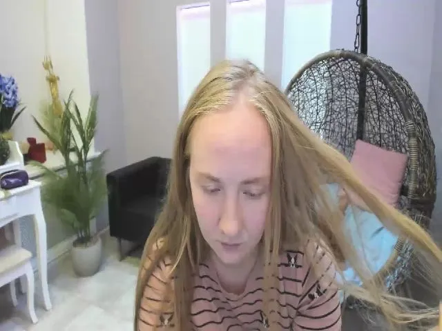 Live sex webcam photo for StunningKelly #255270520