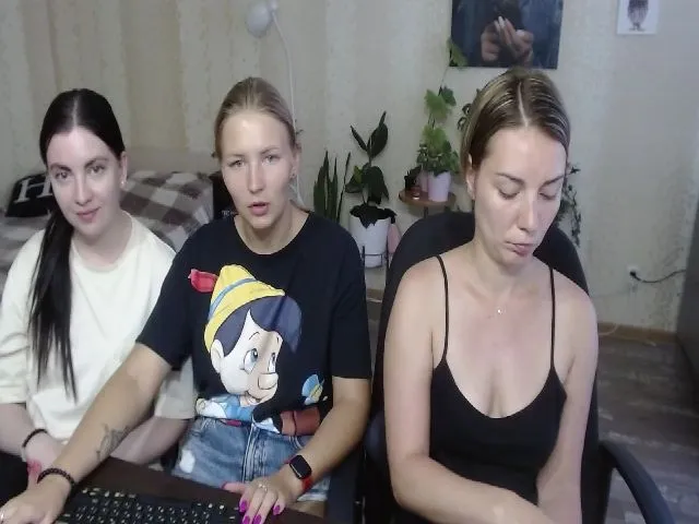 Live sex webcam photo for Emi_lywild #254141252