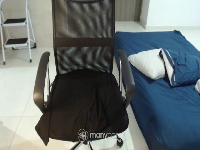 Live sex webcam photo for Lilleeychriis #254733755