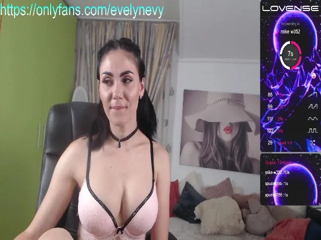Live sex webcam photo for Evelynevi #255530525