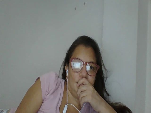 Live sex webcam photo for SweetLola01 #253310282