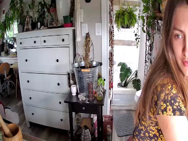 Live sex webcam photo for Sexylexi211 #256389252