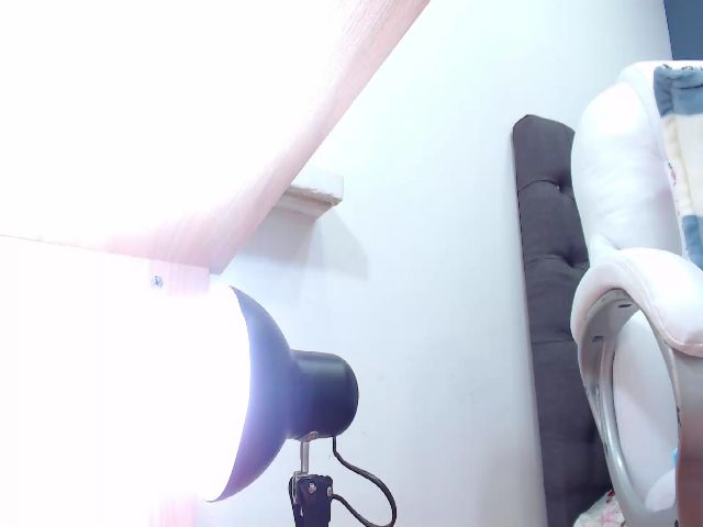 Live sex webcam photo for HANNAH_19 #256703681