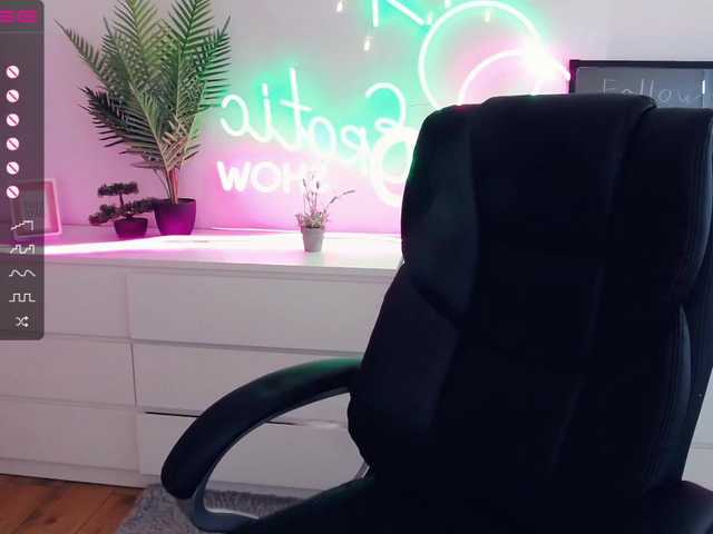 Live sex webcam photo for MolliaJany #241188182