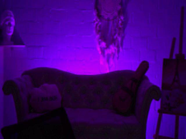 Live sex webcam photo for GloriaElmers #254558267