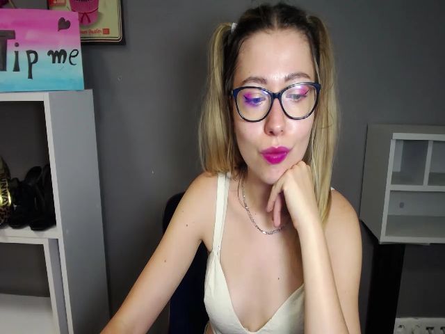 Live sex webcam photo for HeidiFLOWER #263062445