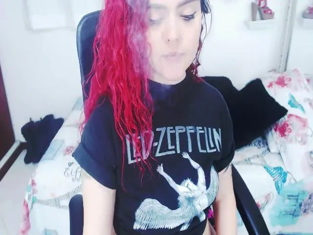 Live sex webcam photo for Twwiiggy #287851905