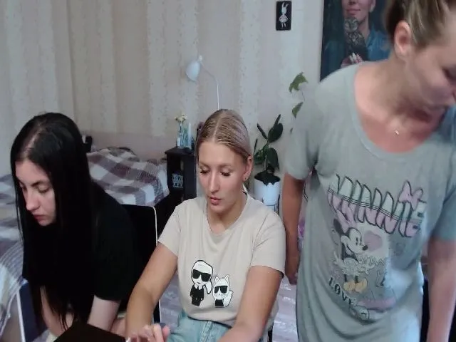 Live sex webcam photo for Emi_lywild #256904066