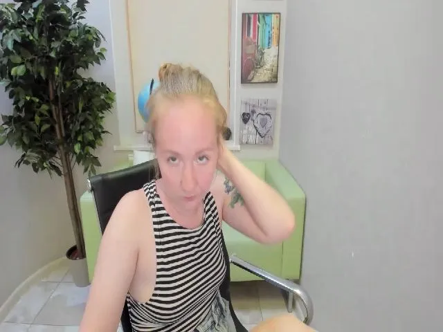 Live sex webcam photo for StunningKelly #252892906