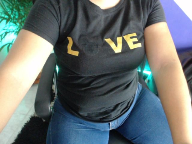 Live sex webcam photo for sophiie_fox #253894933