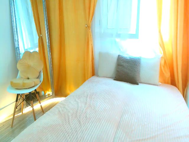 Live sex webcam photo for La_Kim__Cam #258585514