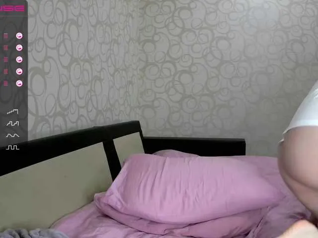 Live sex webcam photo for Roxanne2021 #241292842