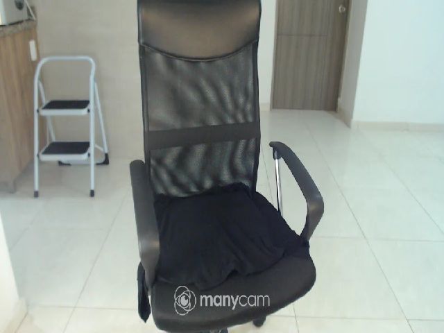 Live sex webcam photo for Lilleeychriis #252370231