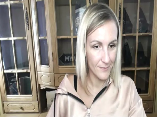 Live sex webcam photo for MiliEsiens #255904692