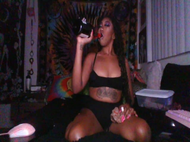 Live sex webcam photo for hennyhoneypot #256818273