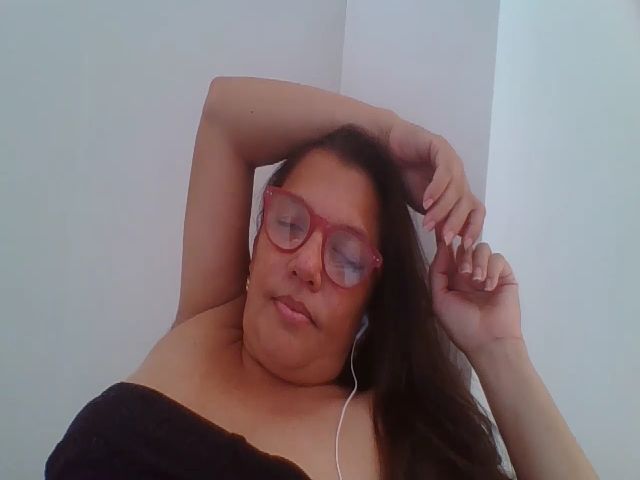 Live sex webcam photo for SweetLola01 #253862101