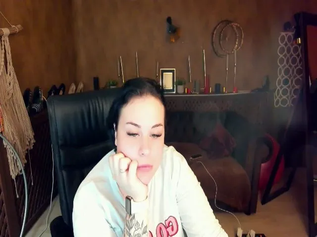 Live sex webcam photo for SerahMirabeli #258002759