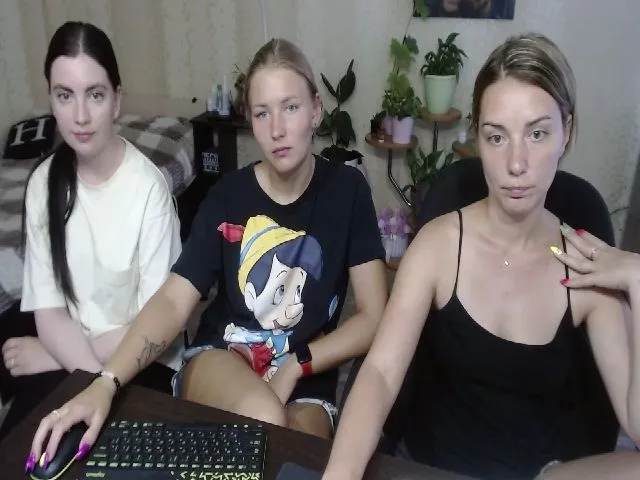 Live sex webcam photo for Emi_lywild #254150353