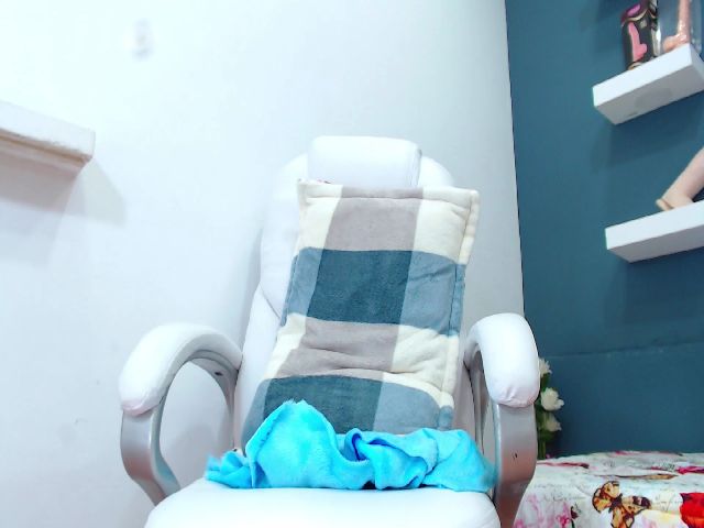 Live sex webcam photo for HANNAH_19 #253679521