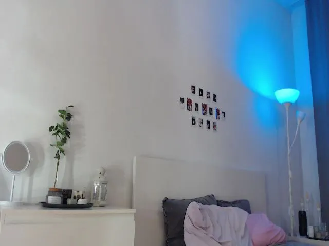 Live sex webcam photo for Kittygirl18 #263953240