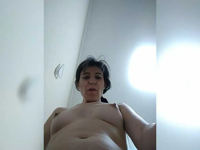 Live sex webcam photo for HotyWinter84 #246238907