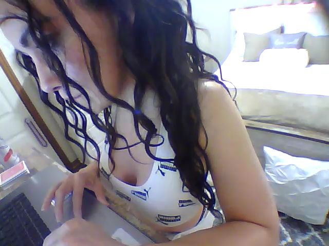 Live sex webcam photo for SweetHoney33 #265291966