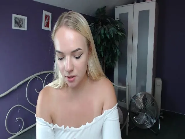 Live sex webcam photo for JoanQueen #264258520
