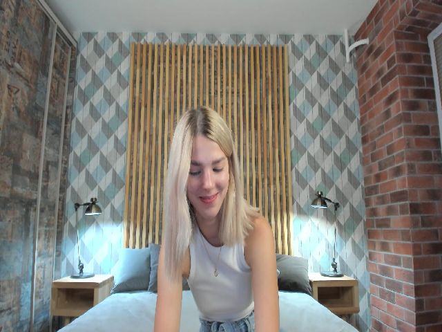 Live sex webcam photo for AmiaLee #262090998