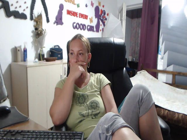 Live sex webcam photo for LiaMelanyy #253590492