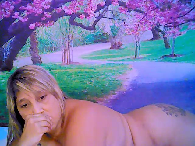 Live sex webcam photo for Roxyfoxy69 #255588052