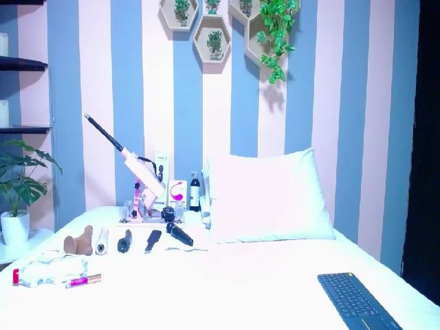 Live sex webcam photo for Aleja_10 #253279219