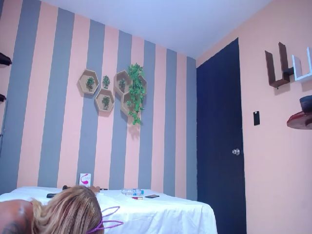 Live sex webcam photo for Aleja_10 #257811081